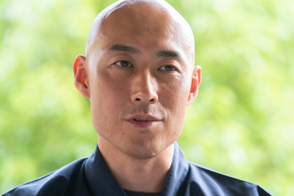 「ブッダは、修行は仲間と行うものという言葉を残しています」と話す松本さん 「ブッダは、修行は仲間と行うものという言葉を残しています」と話す松本さん