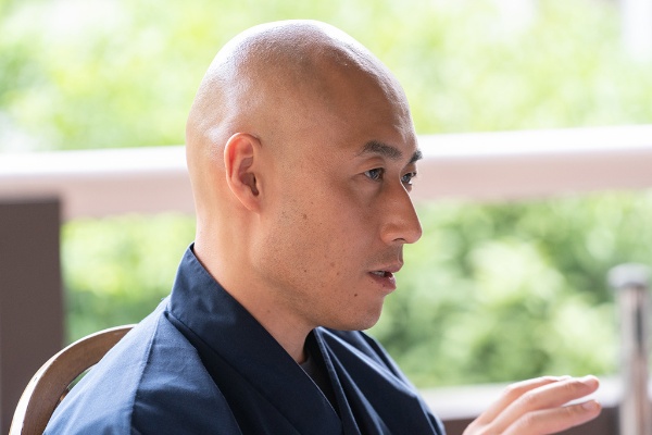 「私たちの人生は過去から未来へ続く物語の中にあります」と話す松本さん 「私たちの人生は過去から未来へ続く物語の中にあります」と話す松本さん