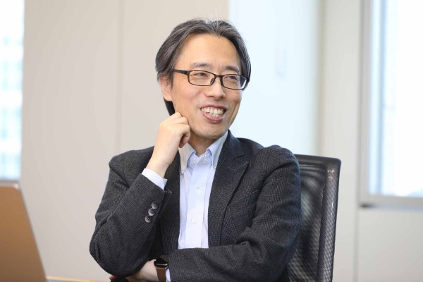 <b>保科学世氏</b><br>アクセンチュア株式会社 執行役員 データ&AIグループ日本統括 AIセンター長<br>アクセンチュアにてAI、アナリティクス部門の日本統括、およびデジタル変革の知見や技術を集結した拠点「アクセンチュア・イノベーション・ハブ東京」の共同統括を務める。『生成AI時代の「超」仕事術大全』をはじめ、AI、データサイエンスに関する著書、監修書多数。理学博士(2025年12月取材時)。 <b>保科学世氏</b><br>アクセンチュア株式会社 執行役員 データ&AIグループ日本統括 AIセンター長<br>アクセンチュアにてAI、アナリティクス部門の日本統括、およびデジタル変革の知見や技術を集結した拠点「アクセンチュア・イノベーション・ハブ東京」の共同統括を務める。『生成AI時代の「超」仕事術大全』をはじめ、AI、データサイエンスに関する著書、監修書多数。理学博士(2025年12月取材時)。
