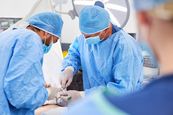 手術をする外科医の手術着には緑や青が使われている（写真：shutterstock）
