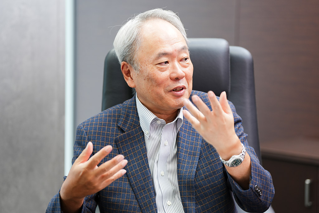 「多くの企業は変革の第2弾を怠るので、V字回復しても再び停滞します」と話す冨山氏 「多くの企業は変革の第2弾を怠るので、V字回復しても再び停滞します」と話す冨山氏