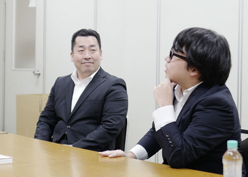 日野田直彦（ひのだ・なおひこ／写真左）