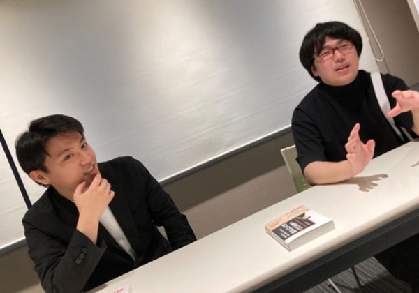 相佐優斗(あいさ・ゆうと/写真左)
