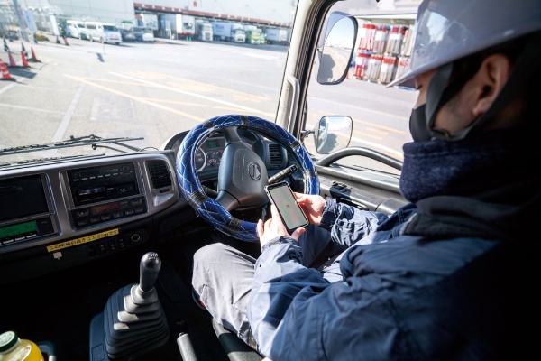 Hacobuが提供するトラック予約受付サービス「MOVO Berth」を利用するドライバー(写真=Hacobu提供) Hacobuが提供するトラック予約受付サービス「MOVO Berth」を利用するドライバー(写真=Hacobu提供)