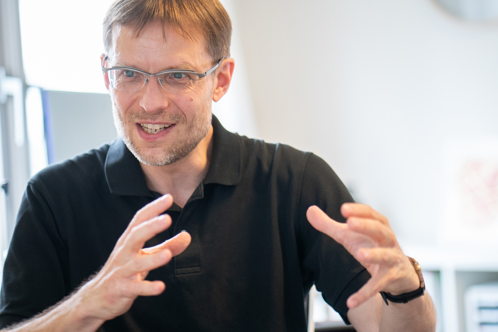 ピーター・D・ピーダーセン<br>NPO法人NELIS代表理事、大学院大学至善館教授、丸井グループ社外取締役、明治ホールディングス社外取締役。1967年デンマーク生まれ。日本在住三十余年。コペンハーゲン大学文化人類学部卒業。大学卒業後、日本にて中小企業向けのコンサルティング、国際シンポジウムの企画・運営、雑誌の編集に従事。ピーター・ドラッカー、アルビン・トフラー、マーガレット・サッチャー、ヘンリー・キッシンジャーなど、海外の著名人の来日イベントを企画・運営する。2000～01年、東京MXテレビ初の外国人ニュースキャスターとして、夜のニュース番組を担当。また、00年、環境・CSRコンサルティングを手掛けるイースクエアを三菱電機アメリカ元会長の木内孝氏とともに設立。数百にわたるプロジェクトやコンサルティング案件に携わり、志ある経営者との協業とネットワークづくりに取り組む。主な著書に、『しなやかで強い組織のつくりかた』（生産性出版）、『SDGsビジネス戦略』（日刊工業新聞社、共編著）、『レジリエント・カンパニー』（東洋経済新報社）などがある。（写真＝尾関祐治、以下同） 
