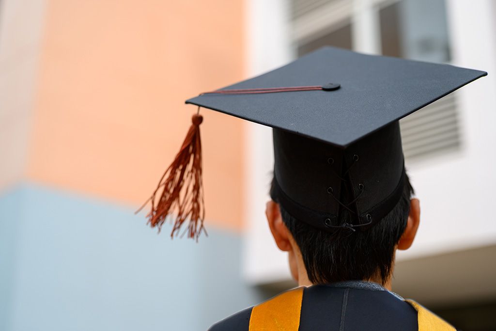 博士課程進学者、ピーク時の約半分に 「低学歴国」ニッポンの現状 日経BOOKプラス