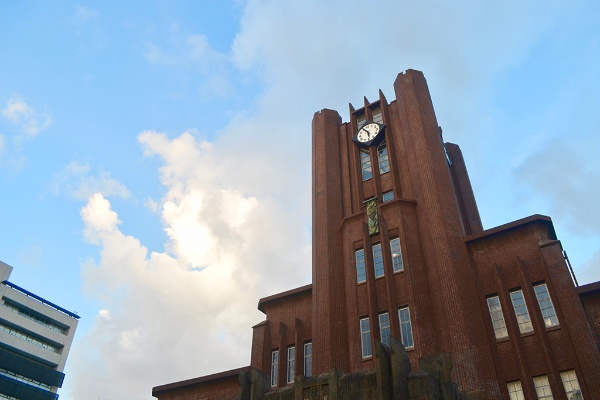 東大の安田講堂。官僚の育成場という東大法学部のイメージは過去のものに(写真/Shutterstock) 東大の安田講堂。官僚の育成場という東大法学部のイメージは過去のものに(写真/Shutterstock)