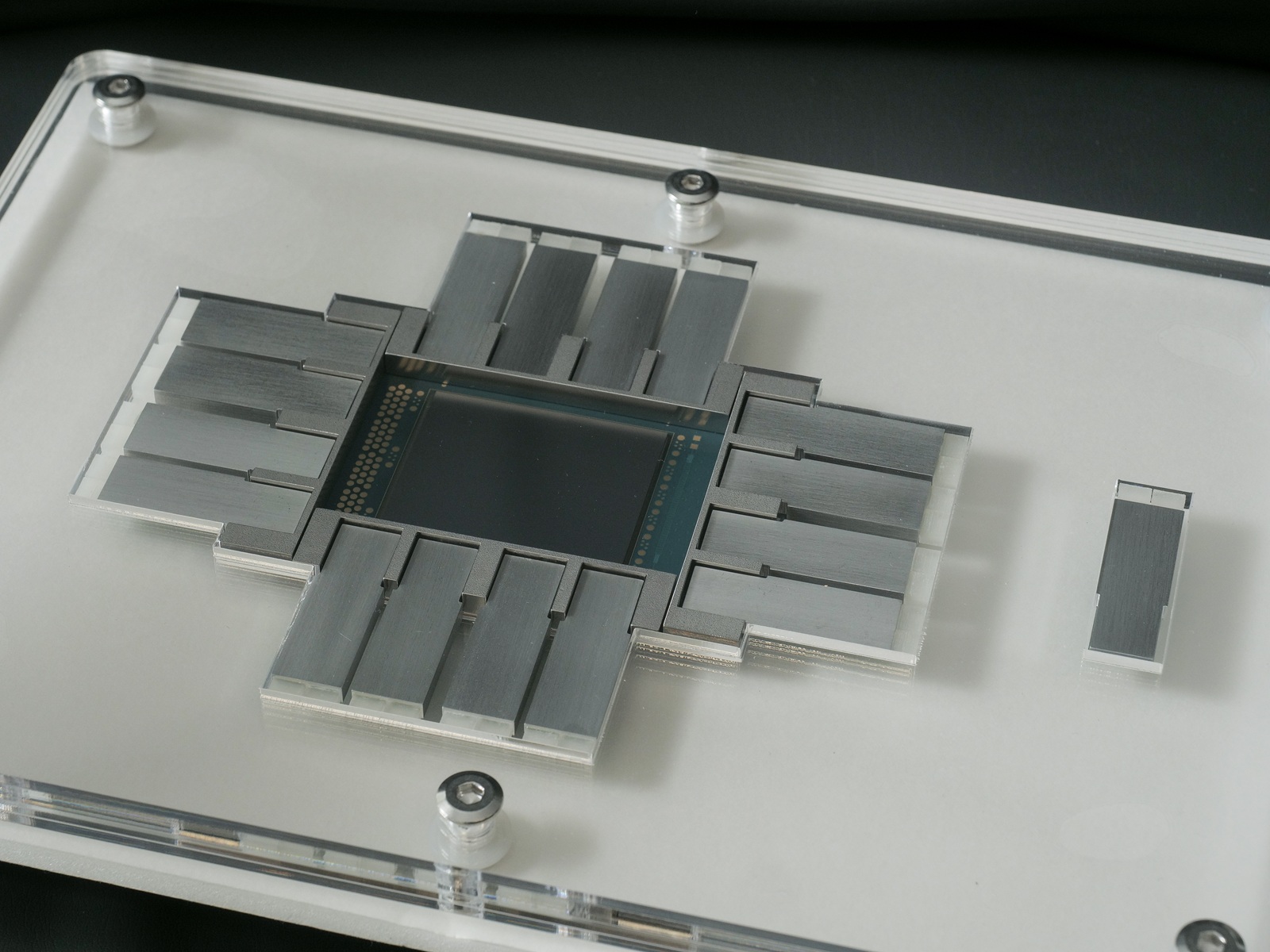 NTTグループの開発するCo-Packaged Optics（写真：加藤 康）