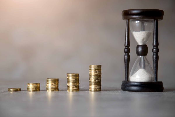 「時間」を味方につけることで資産を大きく増やすことができる(写真:andsko/stock.adobe.com)