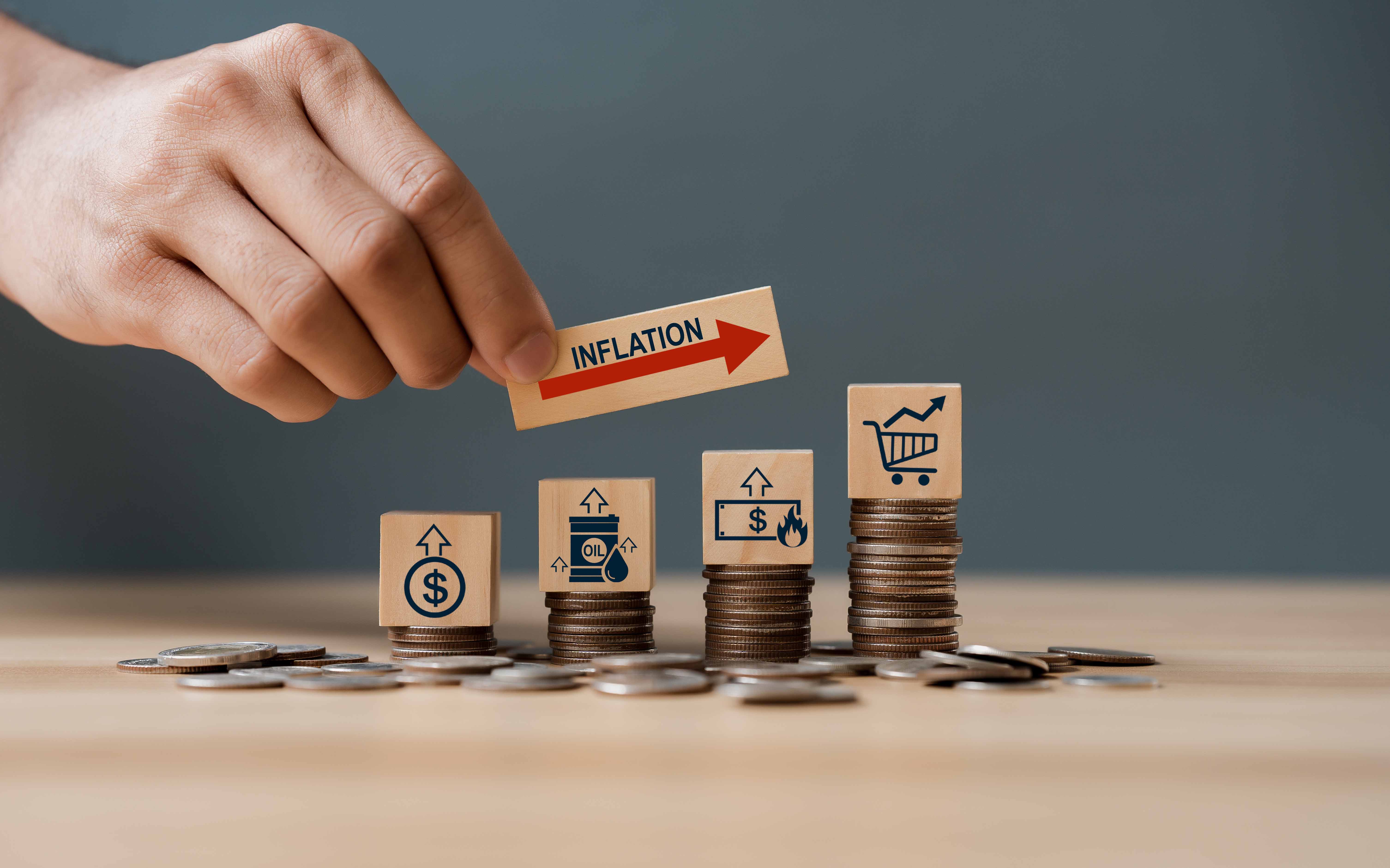 インフレ下で預貯金のまま放置することはお金を減らしていることと同義（Deemerwha studio／stock.adobe.com）