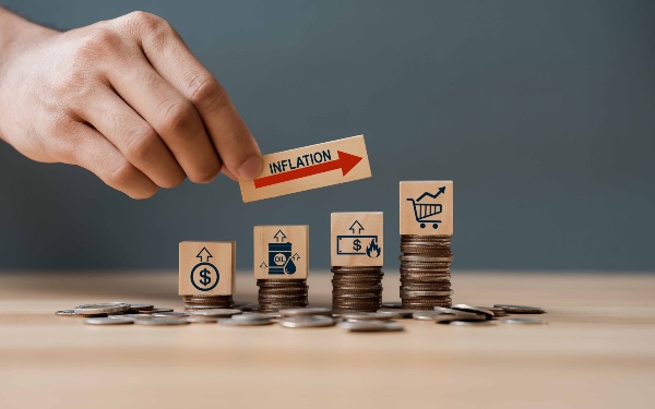 インフレ下で預貯金のまま放置することはお金を減らしていることと同義(Deemerwha studio/stock.adobe.com)
