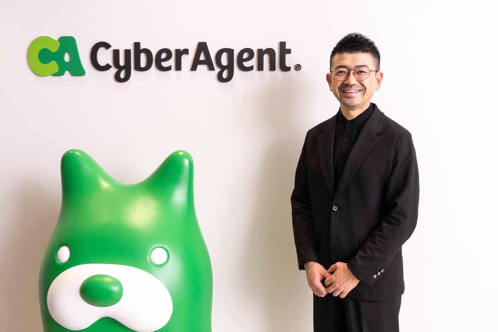 エヌ・ティ・ティ・ソフトウェア（現：NTTテクノクロス）で通信に関する経験を積んだのち、広がりつつあったインターネットの世界に引かれ2005年にサイバーエージェントに入社。アメーバブログの立ち上げ、ABEMA（旧AbemaTV）のローンチを技術面で支え続けた。2015年に執行役員に就任し、現在はサイバーエージェントの専務執行役員とAbemaTVの取締役を兼任する。