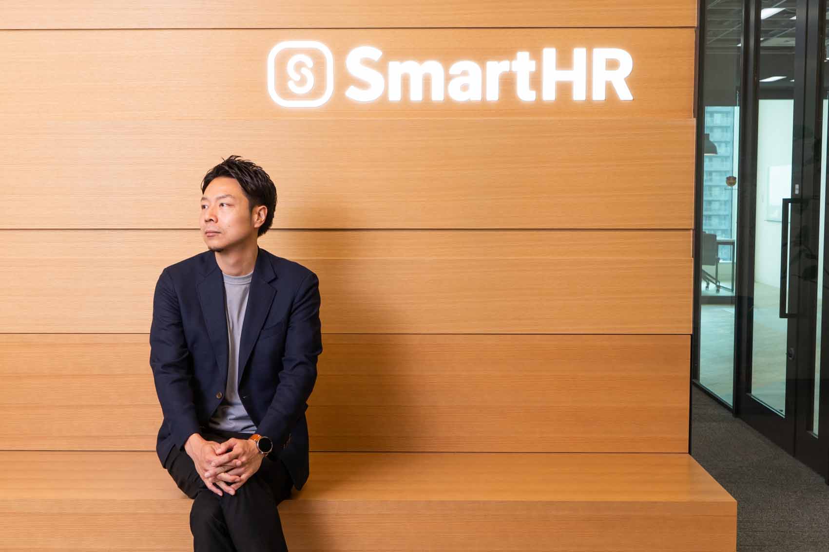 2019年以降、SmartHRのCTOとしてプロダクト開発・運用に関わるチーム全体の最適化やビジネスサイドとの要望調整も担い、テクノロジー面から同社の急成長を支えてきた。2022年1月よりCEOに就任。日本CTO協会の理事を務める。