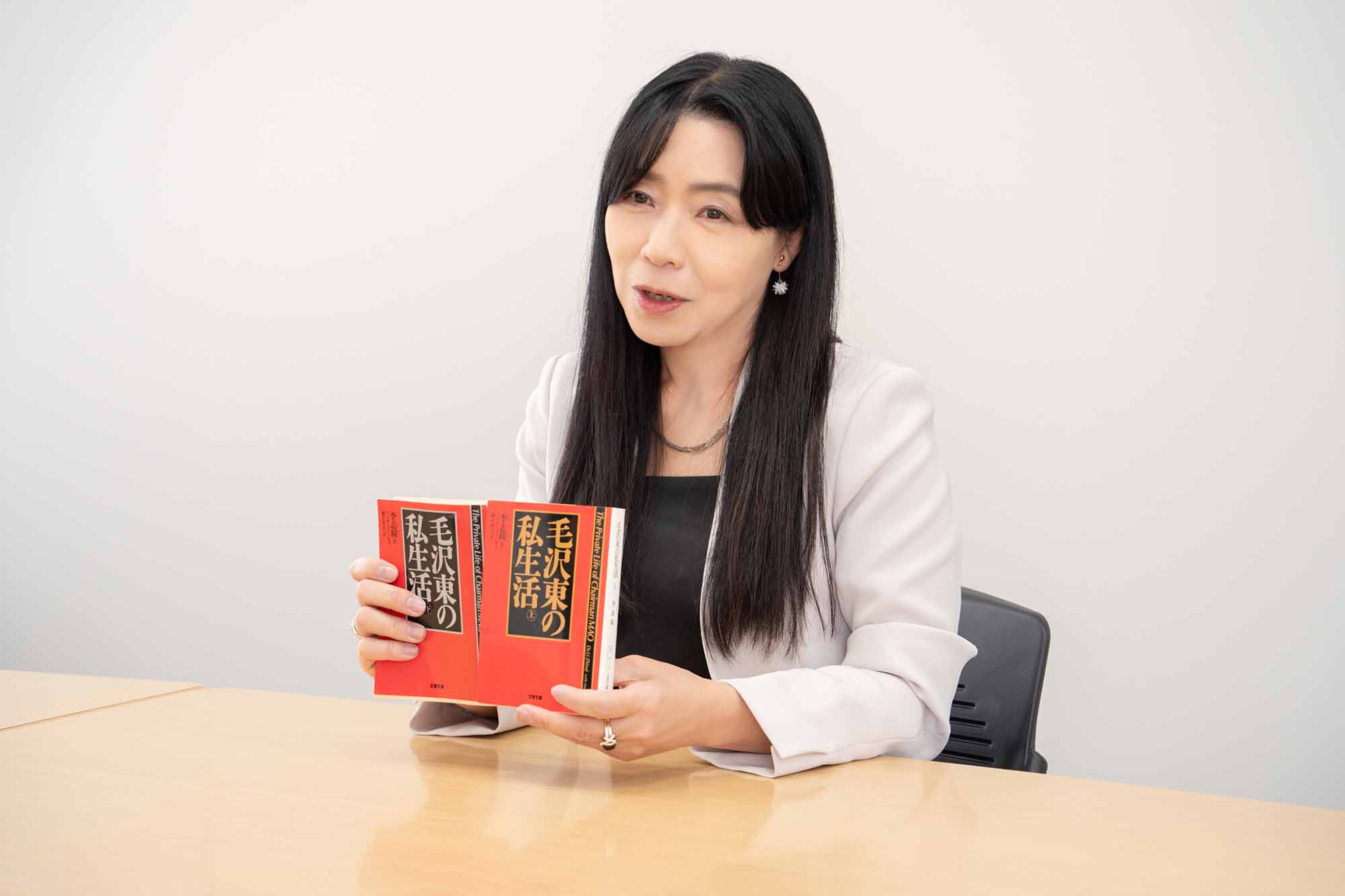 『毛沢東の私生活(上)(下)』(李志綏著)を持つ桃井裕理さん(写真:稲垣純也) 『毛沢東の私生活(上)(下)』(李志綏著)を持つ桃井裕理さん(写真:稲垣純也)