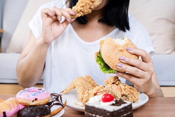 情報の摂取を食事とのアナロジーで議論(写真:shutterstock) 情報の摂取を食事とのアナロジーで議論(写真:shutterstock)