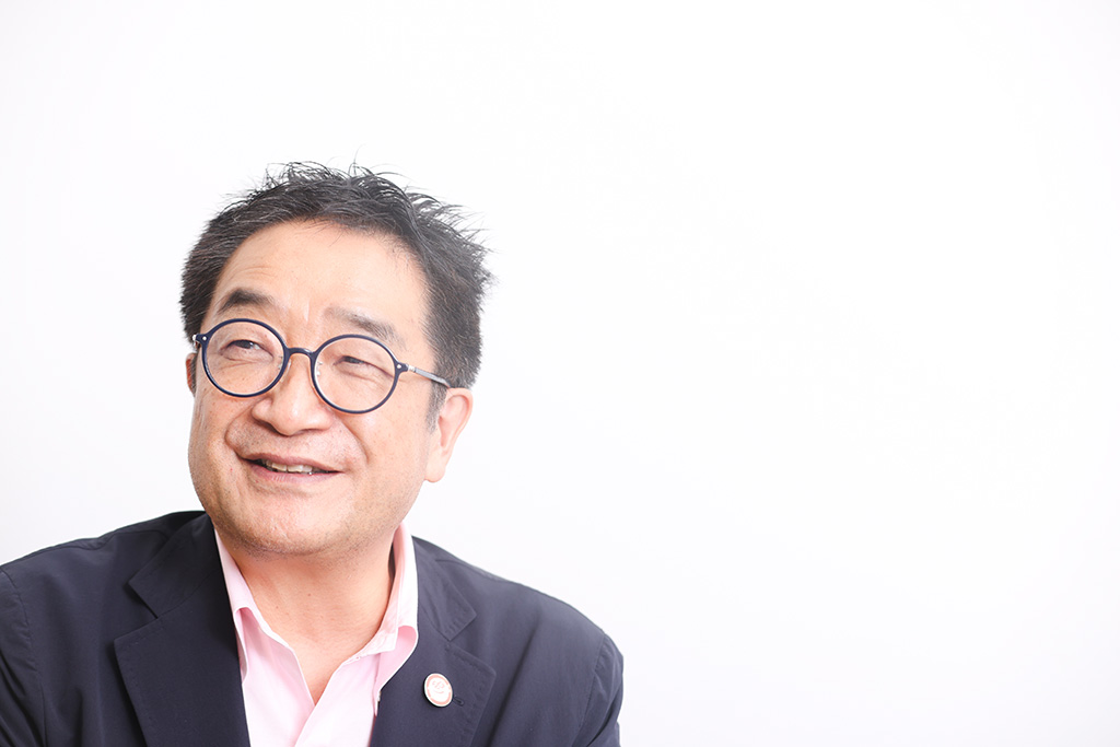 「言葉って不思議ですよね。同じことを伝えようとしているのに、伝わらないものがある。それはなぜなのか、ずっと考えていました」 「言葉って不思議ですよね。同じことを伝えようとしているのに、伝わらないものがある。それはなぜなのか、ずっと考えていました」