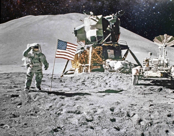 月面に降り立った宇宙飛行士。この前に計画された無人月面探査機の開発では、月面の様子を誰も知らないことが設計者を悩ませた（写真：shutterstock）