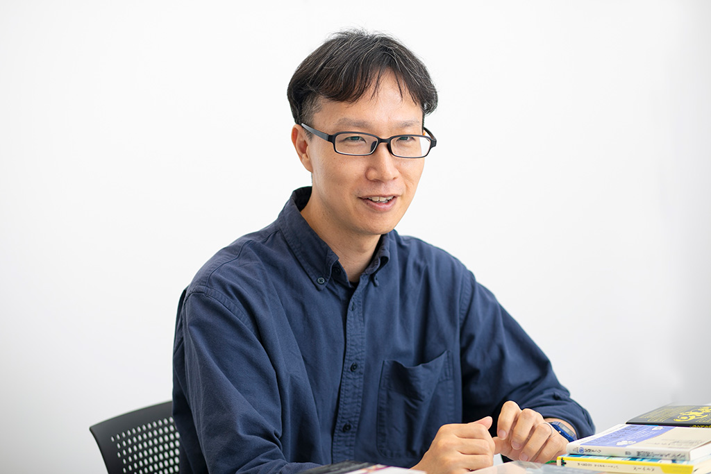 本がテーマの動画を扱い、登録者数24万人超のYouTubeチャンネル『出版区』。トーハンの社員が、3人体制で手掛けている。動画にたびたび登場するのが、「カメラマン青木」さんこと青木周平さんだ