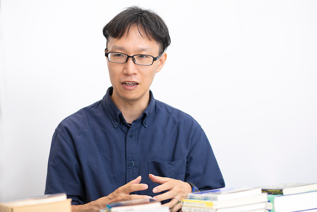 トーハンの公式YouTube『出版区』を手掛ける青木周平さん。チームは3人体制で、動画編集まで全て自前。動画には「カメラマン青木」として、自身も登場する