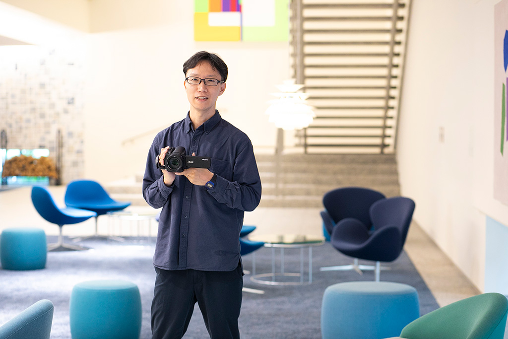 YouTubeチャンネル『出版区』で「カメラマン青木」として登場する、トーハン社員の青木周平さん。芥川賞作家やタレントなど、ゲストの知られざる読書エピソードを引き出す
