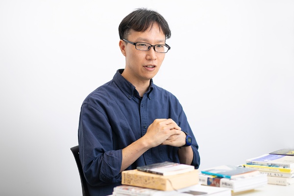 YouTubeチャンネル『出版区』で「カメラマン青木」さんとして登場する、トーハン社員の青木周平さん。芥川賞作家やタレントなど、彼らの知られざる読書エピソードを引き出す YouTubeチャンネル『出版区』で「カメラマン青木」さんとして登場する、トーハン社員の青木周平さん。芥川賞作家やタレントなど、彼らの知られざる読書エピソードを引き出す