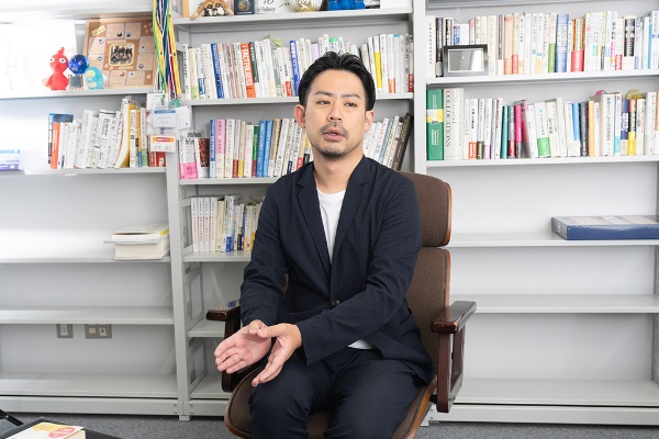 「コミュニケーションのお手本になる本です」と話す舟津さん 「コミュニケーションのお手本になる本です」と話す舟津さん