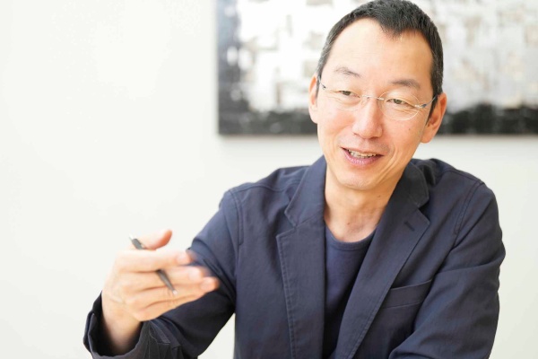 山口周(やまぐち・しゅう)氏/独立研究者、著作家、パブリックスピーカー。1970年東京都生まれ。慶応義塾大学文学部哲学科、同大学院文学研究科修了。電通、ボストン・コンサルティング・グループ(BCG)、コーン・フェリー・ジャパンなどで戦略策定、文化政策、組織開発などに従事。現在、ライプニッツ代表。著書に『世界のエリートはなぜ「美意識」を鍛えるのか?』(光文社新書)、『ビジネスの未来』(プレジデント社)、『知的戦闘力を高める独学の技法』(日経BP)などがある。(写真は鈴木愛子、以下同)