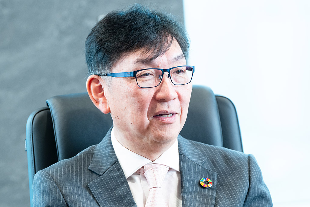 内川哲茂（うちかわ・あきもと）氏／帝人社長兼CEO。1990年信州大学大学院修了、帝人に入社。繊維研究所、繊維事業本部繊維技術開発部門加工技術第2部などを経て、2003年にオランダのテイジン・トワロンB.V.に出向。14年高機能繊維事業本部生産・研究開発部門長、21年6月取締役常務執行役員マテリアル事業統轄、22年4月より現職。（写真＝鈴木愛子、以下同）