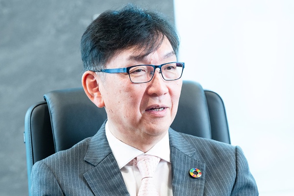 内川哲茂(うちかわ・あきもと)氏/帝人社長兼CEO。1990年信州大学大学院修了、帝人に入社。繊維研究所、繊維事業本部繊維技術開発部門加工技術第2部などを経て、2003年にオランダのテイジン・トワロンB.V.に出向。14年高機能繊維事業本部生産・研究開発部門長、21年6月取締役常務執行役員マテリアル事業統轄、22年4月より現職。(写真=鈴木愛子、以下同) 内川哲茂(うちかわ・あきもと)氏/帝人社長兼CEO。1990年信州大学大学院修了、帝人に入社。繊維研究所、繊維事業本部繊維技術開発部門加工技術第2部などを経て、2003年にオランダのテイジン・トワロンB.V.に出向。14年高機能繊維事業本部生産・研究開発部門長、21年6月取締役常務執行役員マテリアル事業統轄、22年4月より現職。(写真=鈴木愛子、以下同)
