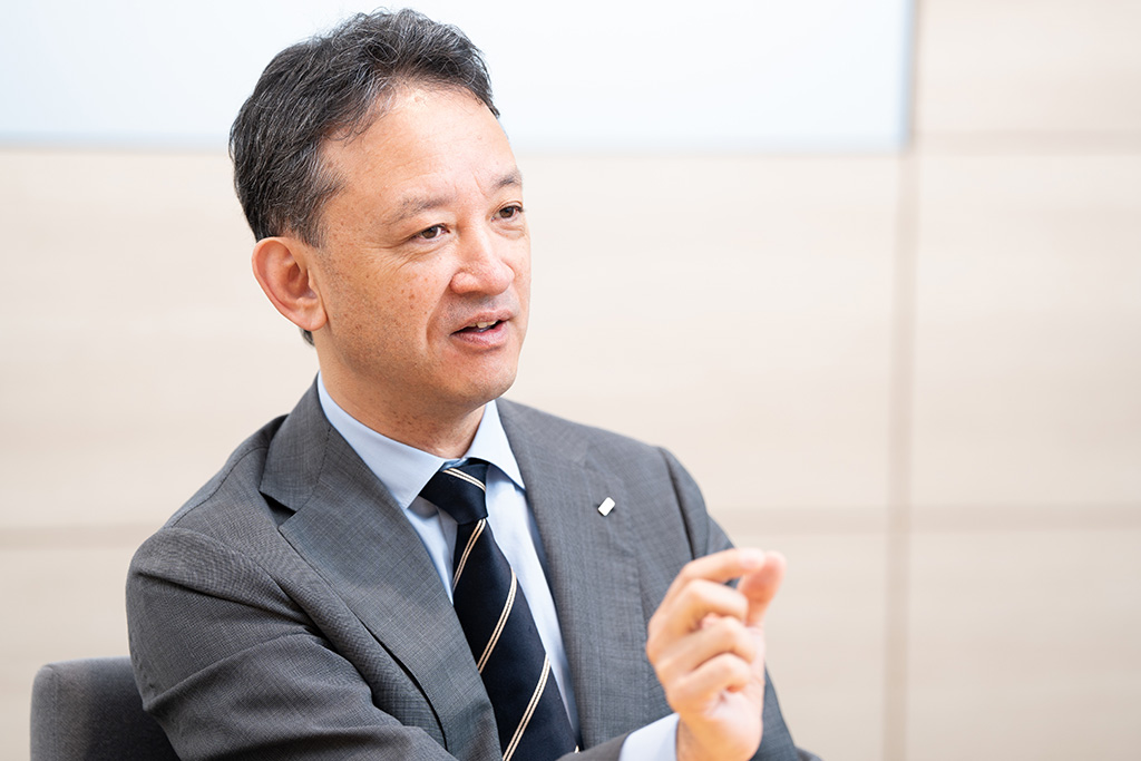 可児行夫(かに・ゆきお)氏/JERA会長グローバルCEO。1964年、東京都出身。青山学院大学経済学部卒業後、東京電力(現・東京電力ホールディングス) 入社。コロンビア大学経営学修士課程修了。2011年の東電福島第一原子力発電所の事故の後、原発事業を切り離した新会社の構想を当時の幹部に提案。それが15年のJERA発足につながった。16年JERA常務取締役に就任。副社長を経て23年4月から現職。(写真=鈴木愛子、以下同) 可児行夫(かに・ゆきお)氏/JERA会長グローバルCEO。1964年、東京都出身。青山学院大学経済学部卒業後、東京電力(現・東京電力ホールディングス) 入社。コロンビア大学経営学修士課程修了。2011年の東電福島第一原子力発電所の事故の後、原発事業を切り離した新会社の構想を当時の幹部に提案。それが15年のJERA発足につながった。16年JERA常務取締役に就任。副社長を経て23年4月から現職。(写真=鈴木愛子、以下同)