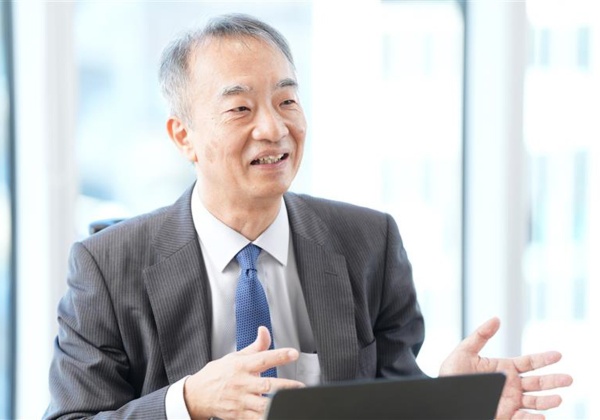 伊藤耕三(いとう・こうぞう)氏/東京大学大学院新領域創成科学研究科特別教授。1986年東京大学大学院工学系研究科博士課程修了。通商産業省工業技術院繊維高分子材料研究所へ。91年東大講師、94年助教授、2003年教授、23年物質・材料研究機構フェロー、24年4月から現職。14~19年に内閣府の革新的研究開発推進プログラム(ImPACT)のプログラム・マネージャー(PM)。19年から内閣府の戦略的イノベーション創造プログラム(SIP)のプログラム・ディレクター(PD)、20年から新エネルギー・産業技術総合開発機構(NEDO)のムーンショット型研究開発プロジェクトのPMに就任。SIPではプラスチック分野のサーキュラーエコノミーシステムの構築、ムーンショットでは海洋生分解性プラスチックの研究開発などに取り組む。(撮影:鈴木愛子、以下同)