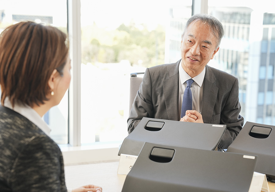 SIPでは再生プラスチックの開発だけでなく、実際に、自動車部品のサンプルを試作している。写真は、自動車の助手席側にあるグラブ・ボックス。比較的大きなものを試作することで、量産化の課題なども見えてくるという