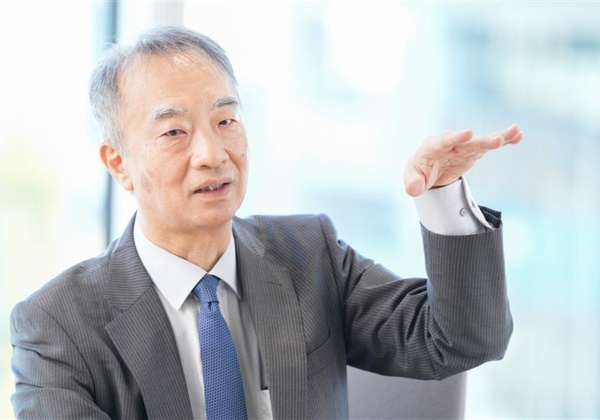 伊藤耕三(いとう・こうぞう)氏/東京大学大学院新領域創成科学研究科特別教授。1986年東京大学大学院工学系研究科博士課程修了。通商産業省工業技術院繊維高分子材料研究所へ。91年東大講師、94年助教授、2003年教授、23年物質・材料研究機構フェロー、24年4月から現職。14~19年に内閣府の革新的研究開発推進プログラム(ImPACT)のプログラム・マネージャー(PM)。19年から内閣府の戦略的イノベーション創造プログラム(SIP)のプログラム・ディレクター(PD)、20年から新エネルギー・産業技術総合開発機構(NEDO)のムーンショット型研究開発プロジェクトのPMに就任。SIPではプラスチック分野のサーキュラーエコノミーシステムの構築、ムーンショットでは海洋生分解性プラスチックの研究開発などに取り組む。(撮影:鈴木愛子、以下同)