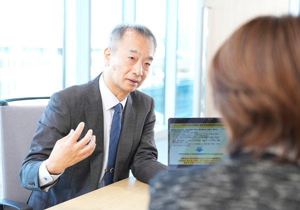 伊藤教授は、自身が開発した「スライドリングマテリアル」と呼ばれる新素材の実用化を目的に、東京大学から包括的基本特許の専用実施権を得て、2005年に大学発ベンチャーを立ち上げた経験がある。その技術は、ゴルフボールなどに生かされている
