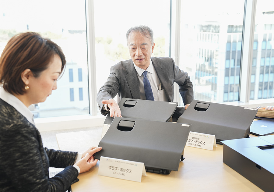 再生材を混ぜて試作した自動車のグラブ・ボックス。このプロジェクトでは、自動車部品の強度などの目標値を参画機関の一部に開示してもらうことができたので、比較的短期間で、その値をクリアできる材料を開発できたという