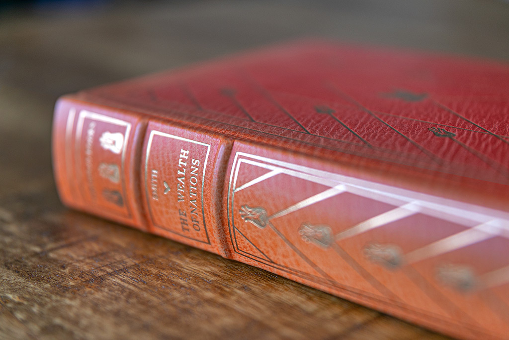 『国富論』の原著 “THE WEALTH OF NATIONS”(写真/Shutterstock) 『国富論』の原著 “THE WEALTH OF NATIONS”(写真/Shutterstock)