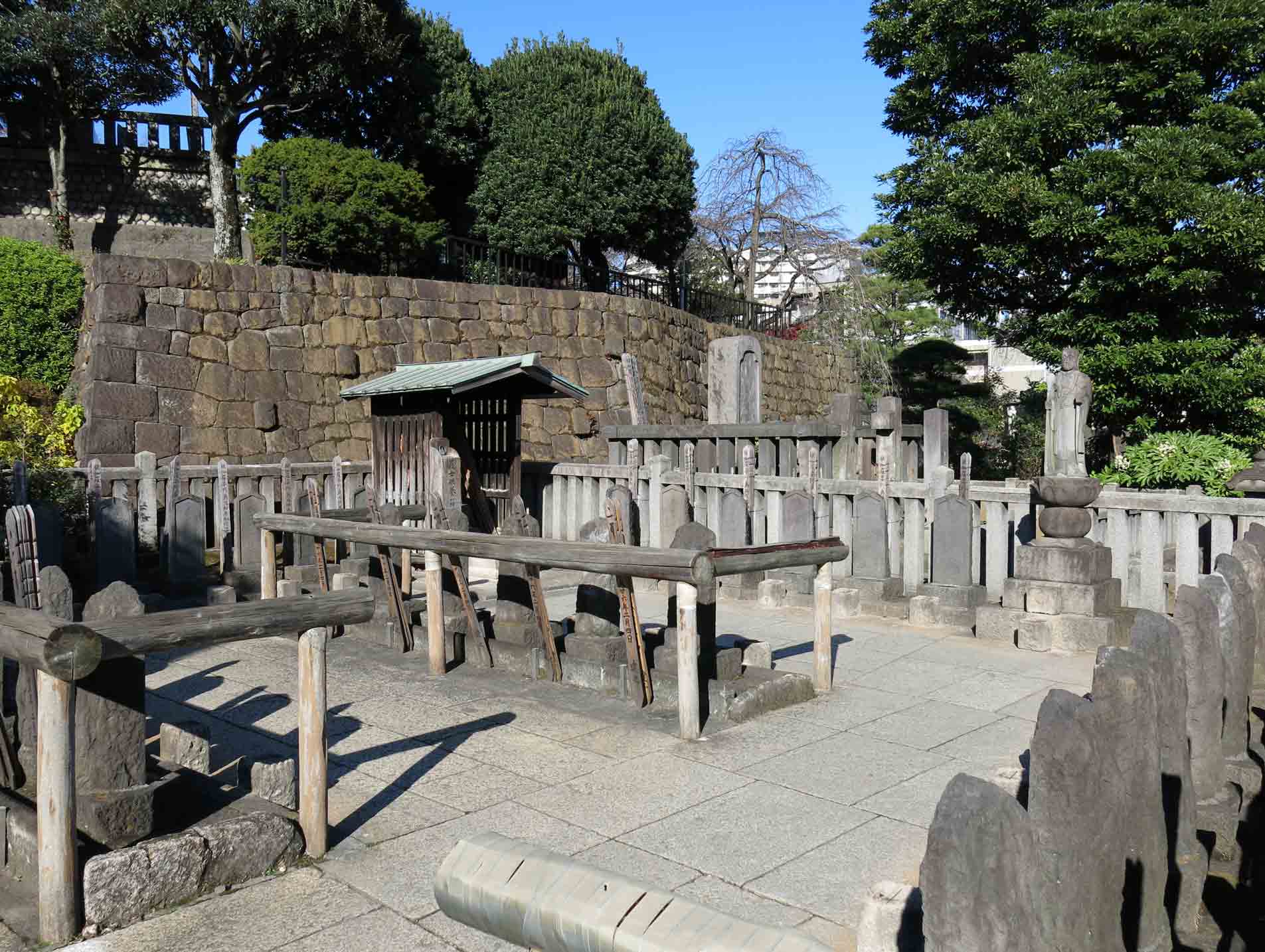 『忠臣蔵』は義理のジレンマの典型だ。東京・泉岳寺にある赤穂義士の墓（写真：a_text／stock.Adobe.com）