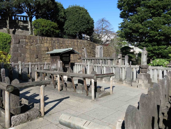 『忠臣蔵』は義理のジレンマの典型だ。東京・泉岳寺にある赤穂義士の墓(写真:a_text/stock.Adobe.com) 『忠臣蔵』は義理のジレンマの典型だ。東京・泉岳寺にある赤穂義士の墓(写真:a_text/stock.Adobe.com)