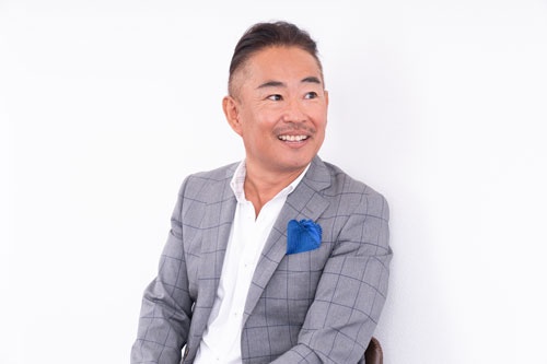 岡本氏のエピソードに引き込まれる横田氏(写真=稲垣純也)