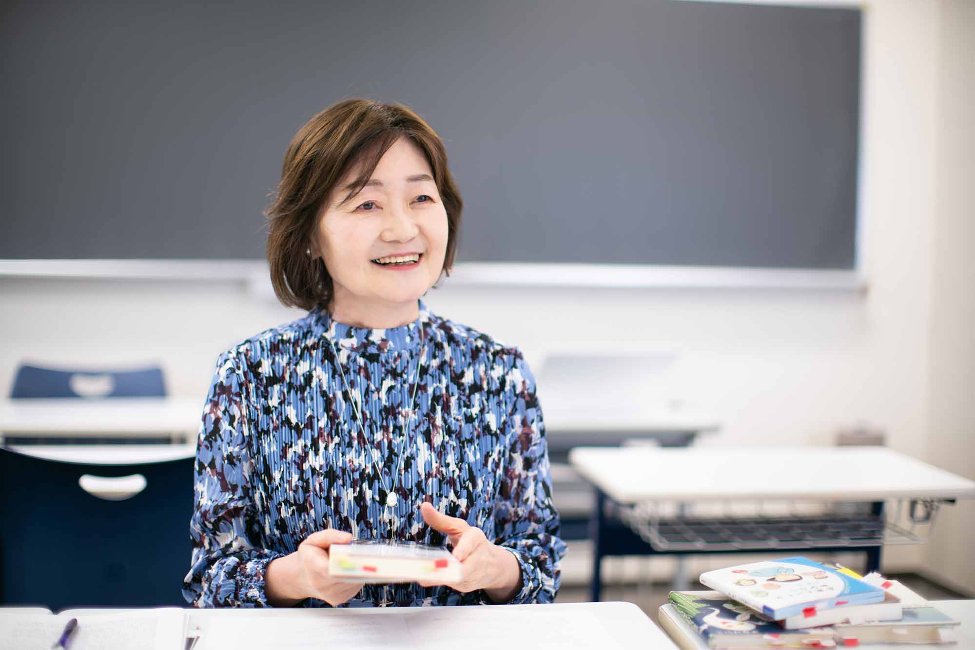 「私が国語教師になったのは、国語くらいしか点が取れなかったから。それと、母が作家の太田治子さん（太宰治の娘）の文章教室に通っていて、太宰治の文章に親しんでいたんです。国語好きは、間違いなく母の影響ですね」