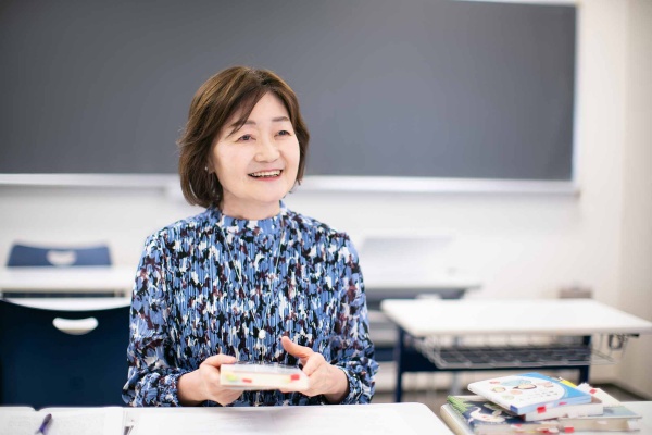 「私が国語教師になったのは、国語くらいしか点が取れなかったから。それと、母が作家の太田治子さん(太宰治の娘)の文章教室に通っていて、太宰治の文章に親しんでいたんです。国語好きは、間違いなく母の影響ですね」 「私が国語教師になったのは、国語くらいしか点が取れなかったから。それと、母が作家の太田治子さん(太宰治の娘)の文章教室に通っていて、太宰治の文章に親しんでいたんです。国語好きは、間違いなく母の影響ですね」