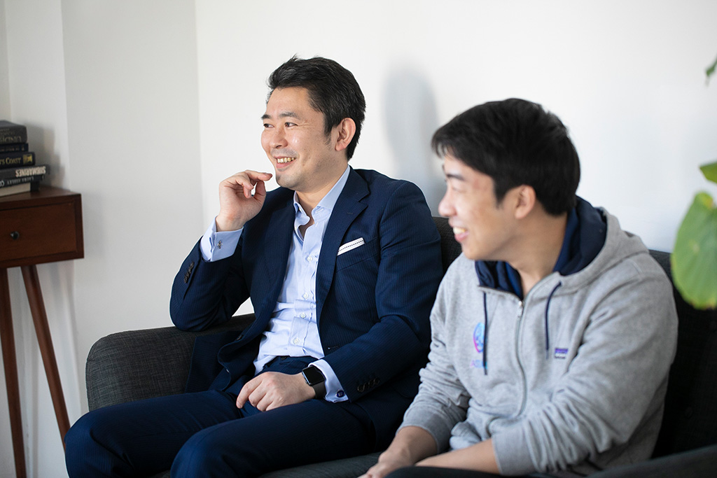 「今後はパブリックブロックチェーンが重要になります」と語る千野さん(左) 「今後はパブリックブロックチェーンが重要になります」と語る千野さん(左)