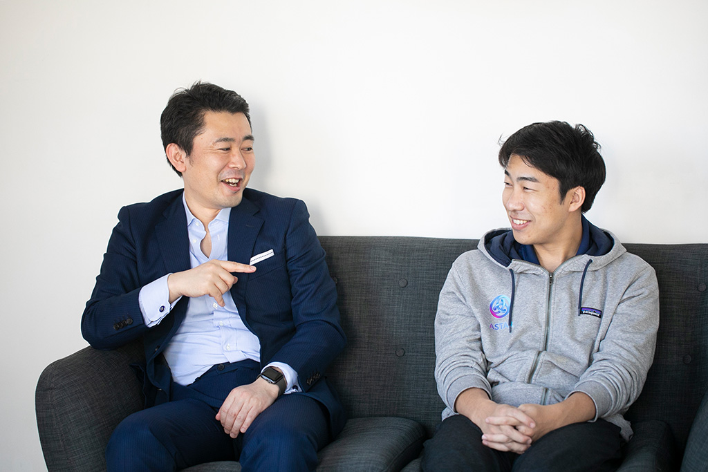 「『囲い込み』の発想を抜け出す必要があります」と語る千野さん（左）
