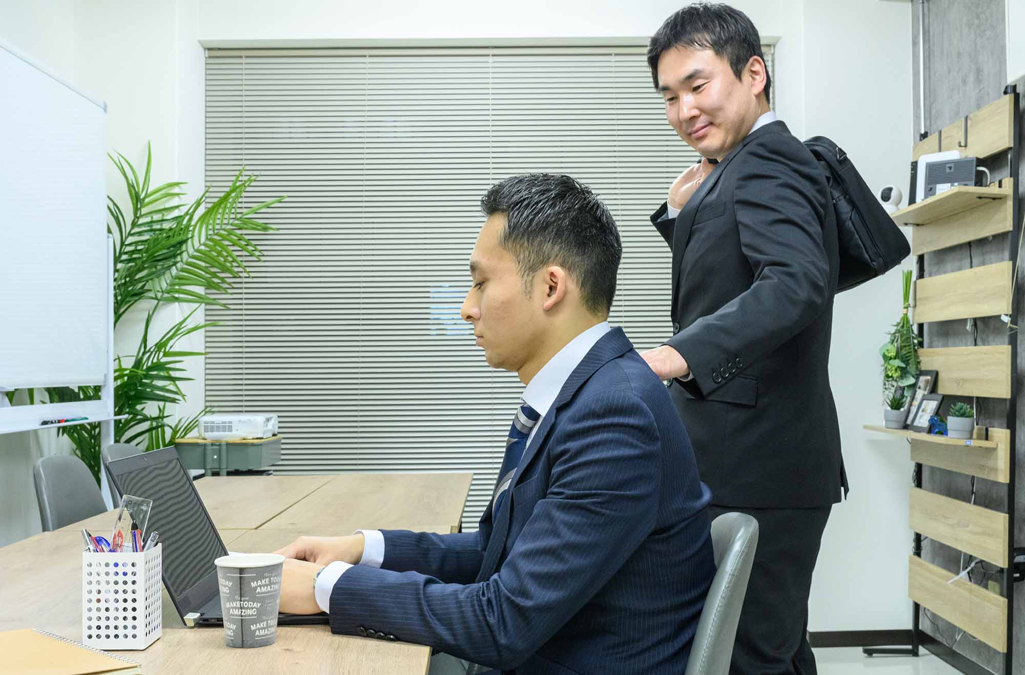 残業している人を「頑張っている」と評価する傾向はいまだに根強く残っている(写真:Hayato/stock.adobe.com) 残業している人を「頑張っている」と評価する傾向はいまだに根強く残っている(写真:Hayato/stock.adobe.com)