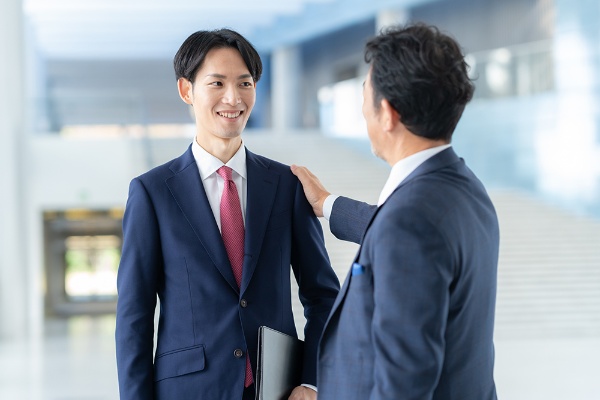 抜擢するときは「そこそこ優秀で、自分を脅かさない人物」を選びがちになる(写真:dimlight/stock.adobe.com) 抜擢するときは「そこそこ優秀で、自分を脅かさない人物」を選びがちになる(写真:dimlight/stock.adobe.com)