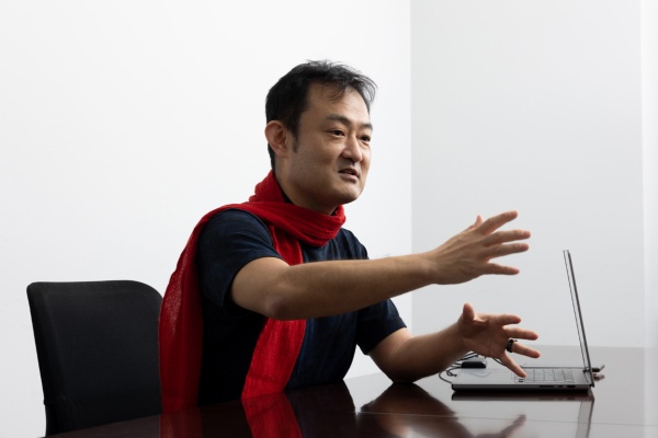 「この不透明な時代にどう意思決定していくのかという哲学的な命題に対し、参考になるのがタレブ氏の本」(写真=的野弘路)