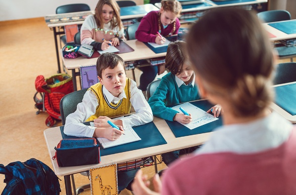 成績が良い子は、わからないところは納得がいくまで徹底的に確認しようとする(写真:Shutterstock) 成績が良い子は、わからないところは納得がいくまで徹底的に確認しようとする(写真:Shutterstock)