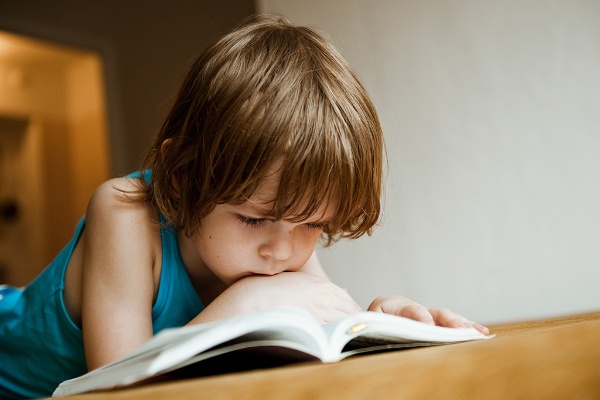 読書によって自分以外の視点を獲得できる(写真:Shutterstock) 読書によって自分以外の視点を獲得できる(写真:Shutterstock)