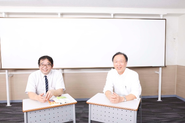 「子どもは身近な存在をまねしますから、親もわが身を振り返らないといけません」と言う榎本さん(右)と広野さん