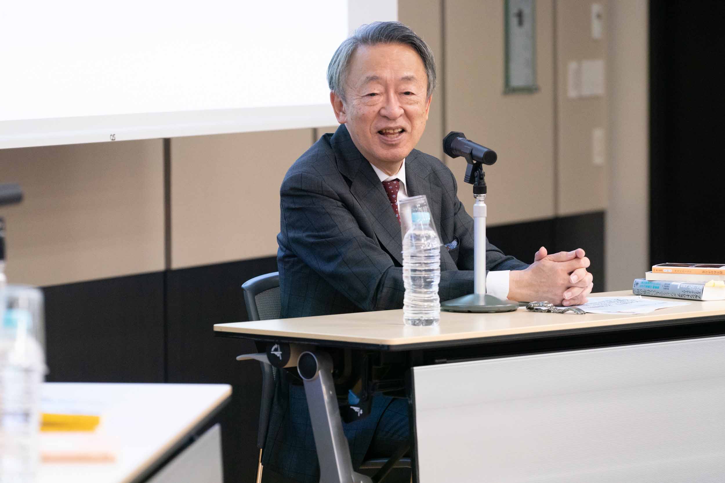 本の話から世界史の話に。現地を取材する二人ならではの展開に